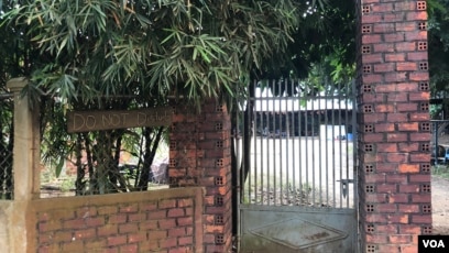 View outside Meas Muth’s house with a sign “DO NOT Disturb” in Battambang province’s Samlot district, a former Khmer Rouge stronghold, on November 21, 2019. (Sun Narin/VOA Khmer)