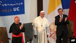 Paus Fransiskus (tengah) saat berkunjung ke Universitas Chile di kota Santiago, 17 Januari 2018 (foto: dok). 