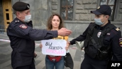  Фото: Поліція затримує учасницю протесту за свободу ЗМІ, Москва, серпень 2021 року 