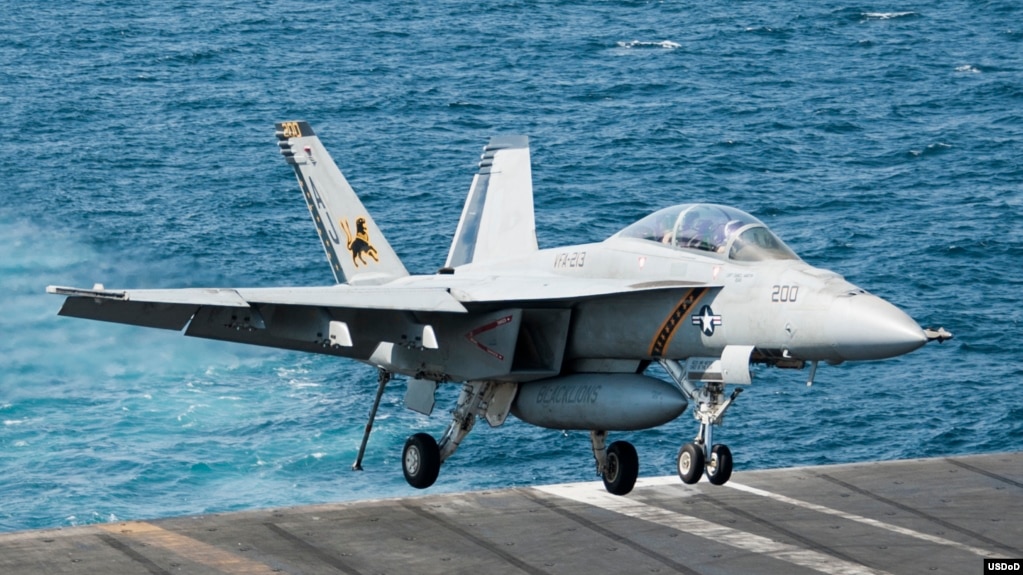 Chiến đấu cơ F/A-18F đáp xuống tàu sân bay USS George H.W. Bush (CVN 77) sau khi tiến hành các cuộc không kích chống Nhà nước Hồi giáo, 23/9/2014.