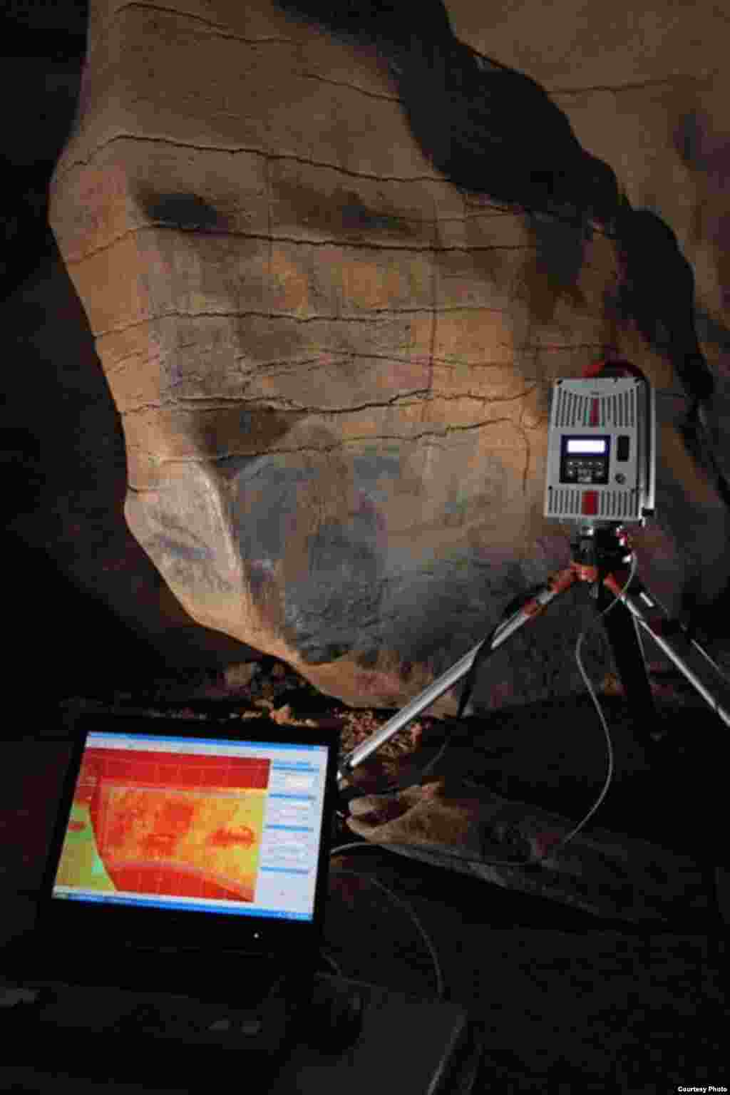 Scientists use laser scanners to capture images of Tennessee cave art in a non-destructive manner.(Photo Credit: Jan Simek, Alan Cressler, Nicholas Herrmann and Sarah Sherwood / Antiquity Publications LTD.)