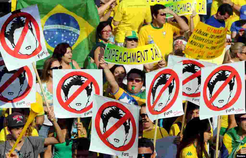 Demonstrators attend a protest against Brazil&#39;s President Dilma Rousseff, one of a nationwide series of protests calling for her impeachment, at Paulista Avenue in Sao Paulo&#39;s financial center, Brazil, Aug. 16, 2015.
