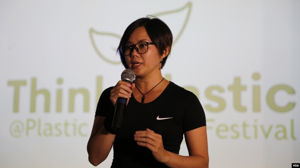 កញ្ញា អាត សុធាវី ស្ថាបនិក Think Plastic កំពុងធ្វើបទបង្ហាញអំពីការកាត់បន្ថយការប្រើប្រាស់ផ្លាស្ទិចនៅកម្ពុជា ក្នុងកម្មវិធី «ពិធីបុណ្យផ្លាស្ទិច» ដែលធ្វើឡើងក្នុងរាជធានីភ្នំពេញ នៅថ្ងៃទី២០ ខែកក្កដា ឆ្នាំ២០១៩។ (កាន់ វិច្ឆិកា/VOA)