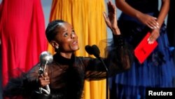 Letitia Wright remporte le prix de la meilleure performance pour son rôle dans "Black Panther" lors des 50e NAACP Image Awards à Los Angeles, en Californie.