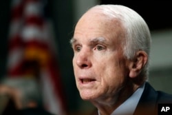 ປະທານຄັງອາວຸດຂອງສະພາສູງ ທ່ານ John McCain, ສັງກັດພັກ Republican ຈາກລັດ Arizona ກ່າວໃນລັດຖະສະພາ ທີ່ວໍຊີງຕັນ, 13 ມິຖຸນາ, 2017.