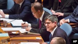 Bộ trưởng Tài chánh Hoa Kỳ Jacob Lew (phải) ngồi cạnh Tổng thư ký LHQ Ban Ki-moon trong cuộc họp của Hội đồng Bảo an về việc cắt đứt nguồn tài chính của ISIS, ngày 17/12/2015.
