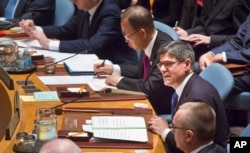 U.S. Treasury Secretary Jacob Lew (r) seated next to U.N. Secretary General Ban Ki-moon, center, addresses the UN Security Council, about cutting funding to IS, Dec. 17, 2015.