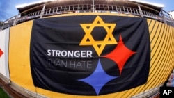 Një pankartë me temën "Më të fortë se urrejtja" shëaloset gjatë një ndeshjeje në Pensilvani.