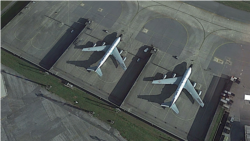 일본 오키나와 가데나 미 공군기지를 촬영한 구글어스의 위성사진 중 RC-135 계열로 추정되는 정찰기. Zenrin/Google Earth