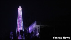 지난해 10월 한국 김포 해병 2사단 애기봉 전망대에 설치된 등탑이 43년 만에 철거됐다. 지난 2012년 12월 성탄절을 앞두고 점등된 등. (자료사진)