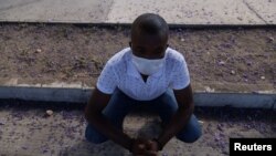 El migrante haitiano Eric Jean Louis, quien hizo el viaje de Chile a Estados Unidos y luego fue deportado por las autoridades estadounidenses de regreso a Puerto Príncipe, toma un descanso en Peumo, en las afueras de Rancagua, Chile, el 2 de diciembre de 2021.