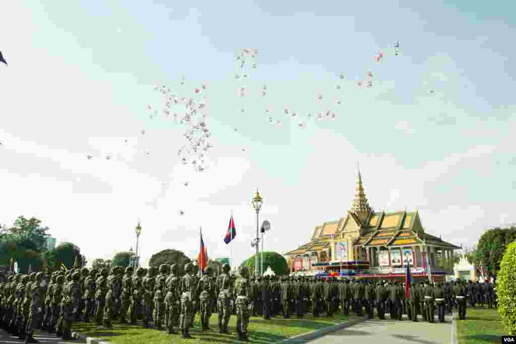 កងកម្លាំងមកពីគ្រប់អង្គភាព នៃក្រសួងការពារជាតិ ឈរនៅខាងមុខព្រះបរមរាជវាំងដើម្បីអបរអរពិធីបុណ្យឯករាជ្យជាតិលើកទី៦៥ កាលពីព្រឹកថ្ងៃទី០៩ វិច្ឆិកា២០១៨។(ទុំ ម្លិះ/VOA)