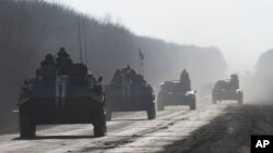 Pasukan Ukraina menarik diri dari wilayah Debaltseve menuju Artemivsk, Ukraina timur (23/2).