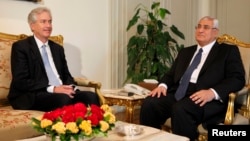 Заместитель госсекретаря США Билл Бернс и временно исполняющий обязанности президента Египта Адли Мансур. Каир. 15 июля 2013 г.
