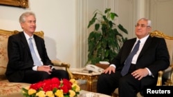 Presiden sementara Mesir, Adli Mansour (kanan) menerima Wakil Menlu AS, William Burns di Kairo (15/7). 