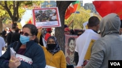 星期六的緬甸抗議人群擠滿了緬甸駐洛杉磯總領館下的人行道。（美國之音2021年3月13日洛杉磯）