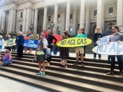 Para pengunjuk rasa menentang terminal impor gas alam AGL di Western Port Bay, berkumpul di depan Gedung Parlemen di Spring Street, di kawasan pusat bisnis Melbourne, Australia, 10 Maret 2021. (REUTERS/Melanie Burton)