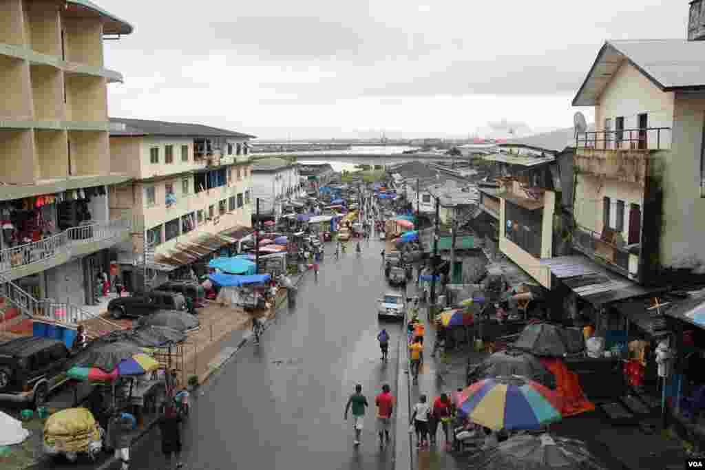 The Waterside Market is one of Monrovia&#39;s most important market centers, but Ebola is adversely impacting business there, Monrovria, Liberia, Oct. 9, 2014. (Benno Muchler/VOA) 