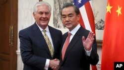 렉스 틸러슨 미국 국무장관(왼쪽)과 왕이 중국 외교부장이 지난 3월 베이징에서 양자회담에 앞서 악수하고 있다. (자료사진)