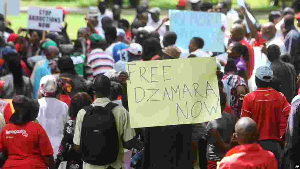Des manifestants à Harare réclament des informations sur un militant d&#39;opposition disparu il y a un an, le 9 mars 2016.