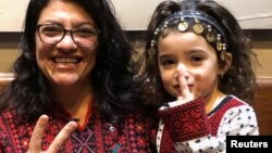 Tlaib dan seorang pendukung cilik. Keduanya menggunakan pakaian tradisional Palestina.