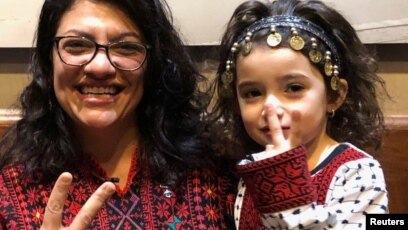 Tlaib dan seorang pendukung cilik. Keduanya menggunakan pakaian tradisional Palestina.