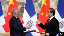 Ngoại trưởng Cộng hòa Dominica và Trung Quốc bắt tay nhau sau khi ký tuyên bố chung hôm 1/5.