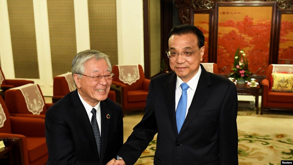 资料照：中国总理李克强在北京中南海会晤到访的日本经济团体联合会会长中西宏明。（2018年10月10日）(photo:VOA)