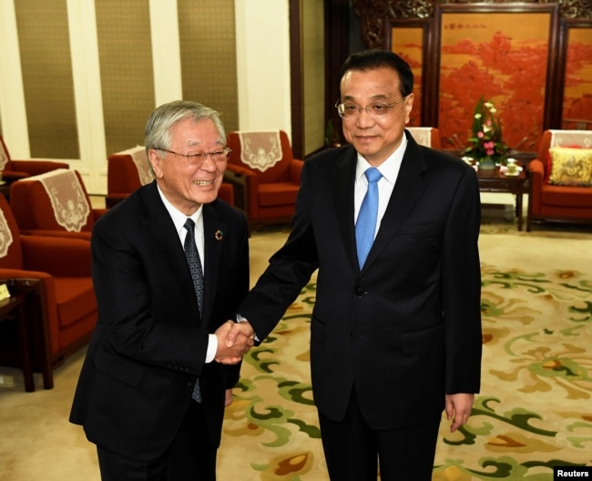 资料照：中国总理李克强在北京中南海会晤到访的日本经济团体联合会会长中西宏明。（2018年10月10日）