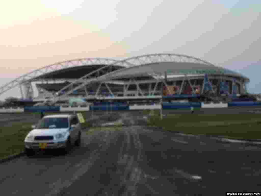 Le stade de l'Amitié vu sous un autre angle, à Libreville, Gabon, 14 janvier 2017. (VOA/Timothée Donangamye)