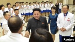김정은 북한 국방위원회 제1위원장이 부인 리설주와 함께 제17회 인천아시아경기대회와 최근 국제대회에서 금메달을 획득한 선수들과 지도자들을 만나 격려했다고 19일 조선중앙통신이 보도했다.