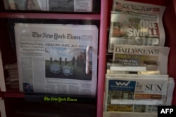 Halaman depan surat kabar The New York Times, New York Post, New York Daily News, dan Baltimore Sun terlihat di sebuah toko serba ada di Washington, DC, pada 6 Agustus 2019. (Foto: AFP)