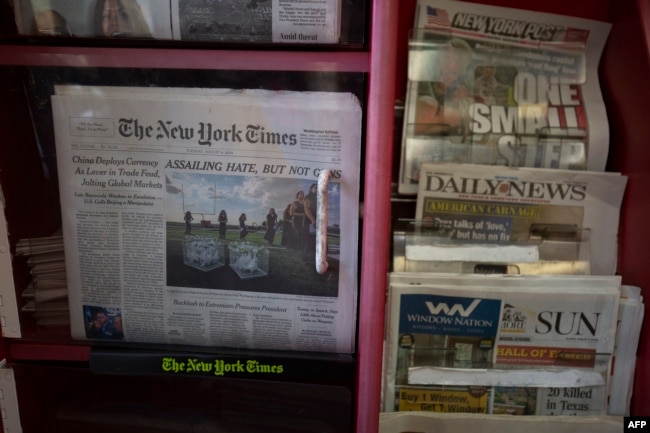 Halaman depan surat kabar The New York Times, New York Post, New York Daily News, dan Baltimore Sun terlihat di sebuah toko serba ada di Washington, DC, pada 6 Agustus 2019. (Foto: AFP)