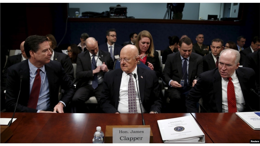 Tadašnji direktor FBI-a, Džejms Komni, levo, tadašnji direktor Nacionalne obaveštajne službe, Džejms Klaper i tadašnji direktor CIA-e, Džon Brenan sede pred svedočenje na Kapitol hilu u Vašingtonu, 25. februara 2016.