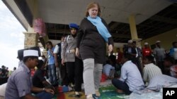 Asisten Menlu AS Anne Richard mengunjungi kamp pengungsi Rohingya dan Bangladesh di Kuala Cangkoi, Aceh hari Selasa (2/6).