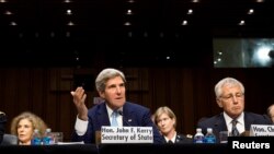 Menlu AS John Kerry (tengah) dan Menhan AS Chuck Hagel (kanan) saat memberikan keterangan mengenai situasi di Suriah di depan Komisi Urusan Luar Negeri di DPR Amerika (4/9). 