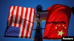 资料照：美国波士顿中国城社区飘扬的美中国旗（2019年11月1日）
