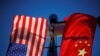 Bendera Amerika Serikat dan China berkibar dari tiang lampu di kawasan Chinatown Boston, Massachusetts, AS, 1 November 2021. (Foto: REUTERS/Brian Snyder)