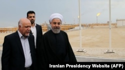 지난 17일 걸프만 항구에서 알리 아크바르 살레히 이란원자력청장(왼쪽)과 하산 로하니 대통령이 나란히 걷고 있는 장면을 이란 대통령실이 공개했다.