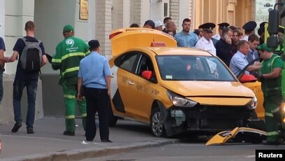 Cảnh sát cho biết họ đã mở một cuộc điều tra hình sự về vụ việc bị nghi là vi phạm luật giao thông khi một chiếc xe taxi tông vào đám đông có cổ động viên bóng đá ở Moscow tối thứ Bảy.