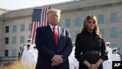 도널드 트럼프 미국 대통령과 멜라니아 여사가 11일 버지니아 주 국방부 청사에서 열린 9.11 테러 추모행사에 참석해 묵념하고 있다. 