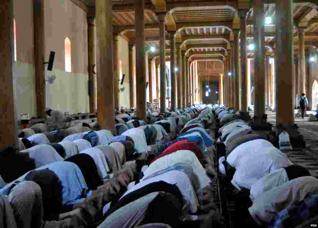 سری نگر کی جامع مسجد میں عبادت گذار اللہ کے حصور سربسجود ہیں