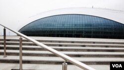 The oval-shaped “Bolshoy” Ice Dome will host hockey matches in Sochi, March 15, 2013. (VOA/V. Undritz)