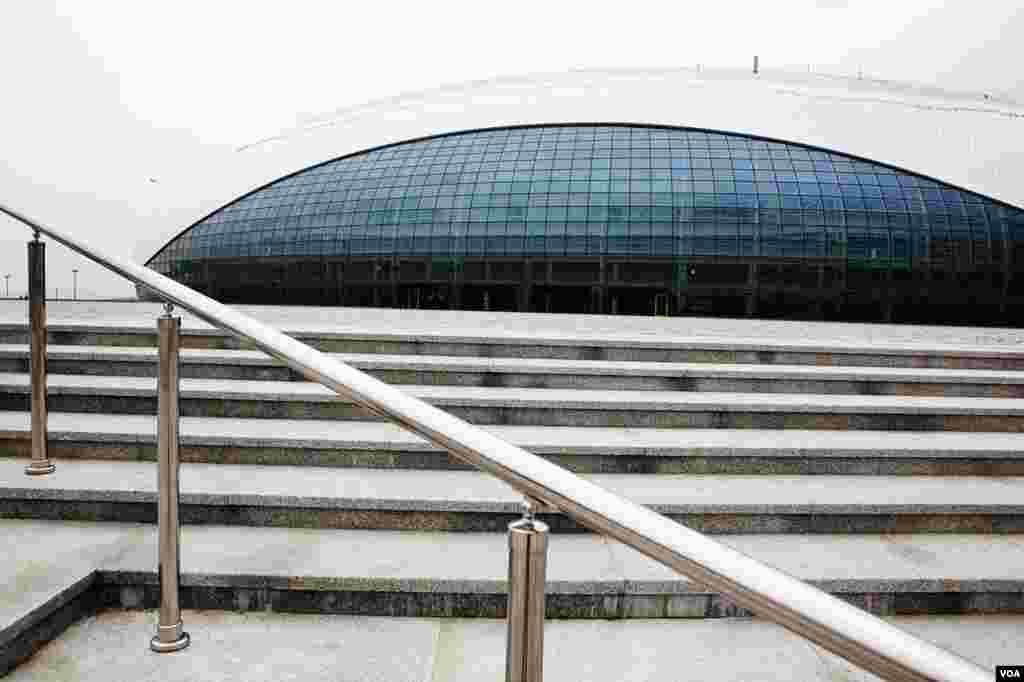 The oval shaped “Bolshoy” Ice Dome will host hockey matches. After the games, it can be reconfigured for tennis, basketball and football, Sochi, Russia, March 15, 2013. (V. Undritz/VOA) 