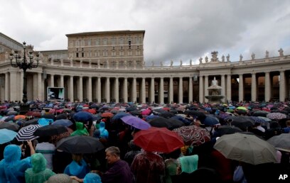 Fieles reunidos en una lluviosa mañana en la Plaza de San Pedro en Roma, para rezar el Angelus, la plegaria del mediodía con el papa Francisco, el domingo 7 de octubre de 2018.
