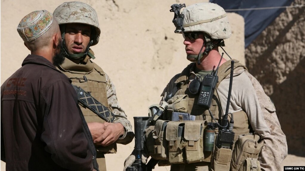 资料照片：一名美国海军陆战队下士在翻译的帮助下在阿富汗某镇与一名村民交谈。(2009年12月6日)(photo:VOA)