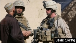 Afganistan'ın Changvalok kasabasında bir ABD askeri tercüman aracılığıyla köylülerle konuşuyor (6 Aralık 2009)
