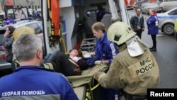 Une personne blessée est prise en charge par les secours à Saint-Pétersbourg, le 3 avril 2017.