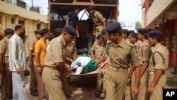 Indian Central Reserve Police Force (CRPF) soldiers carry the body of a colleague at Bhimrao hospital in Raipur, 30 Jun 2010