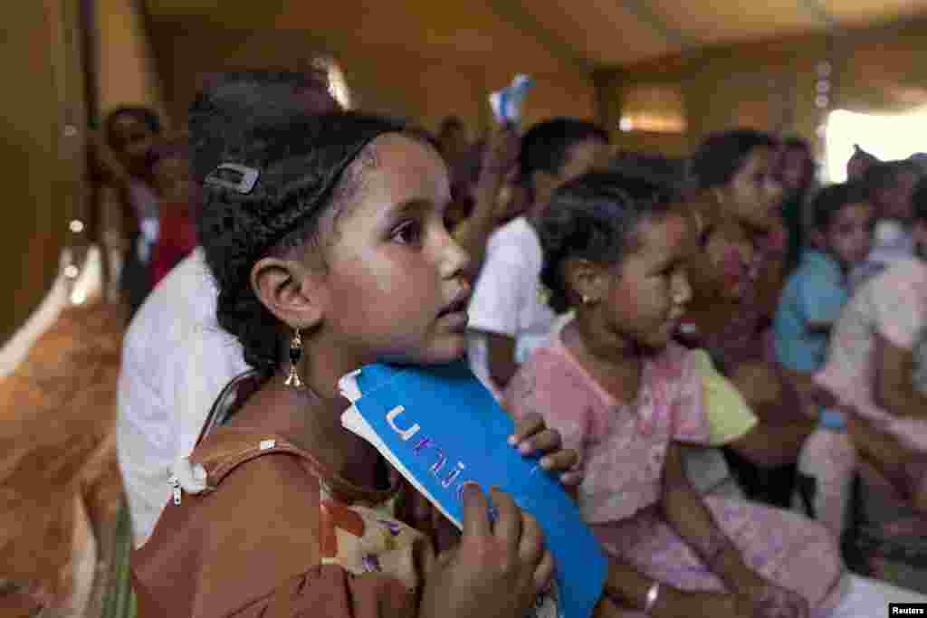 Des enfants maliens fréquent l'école financée par l'UNICEF dans le camp de Mbera.